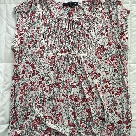 Tommy Hilfiger Floral Top Size Large. EUC. Cap sleeves with Pleated Yoke. - Picture 1 of 4